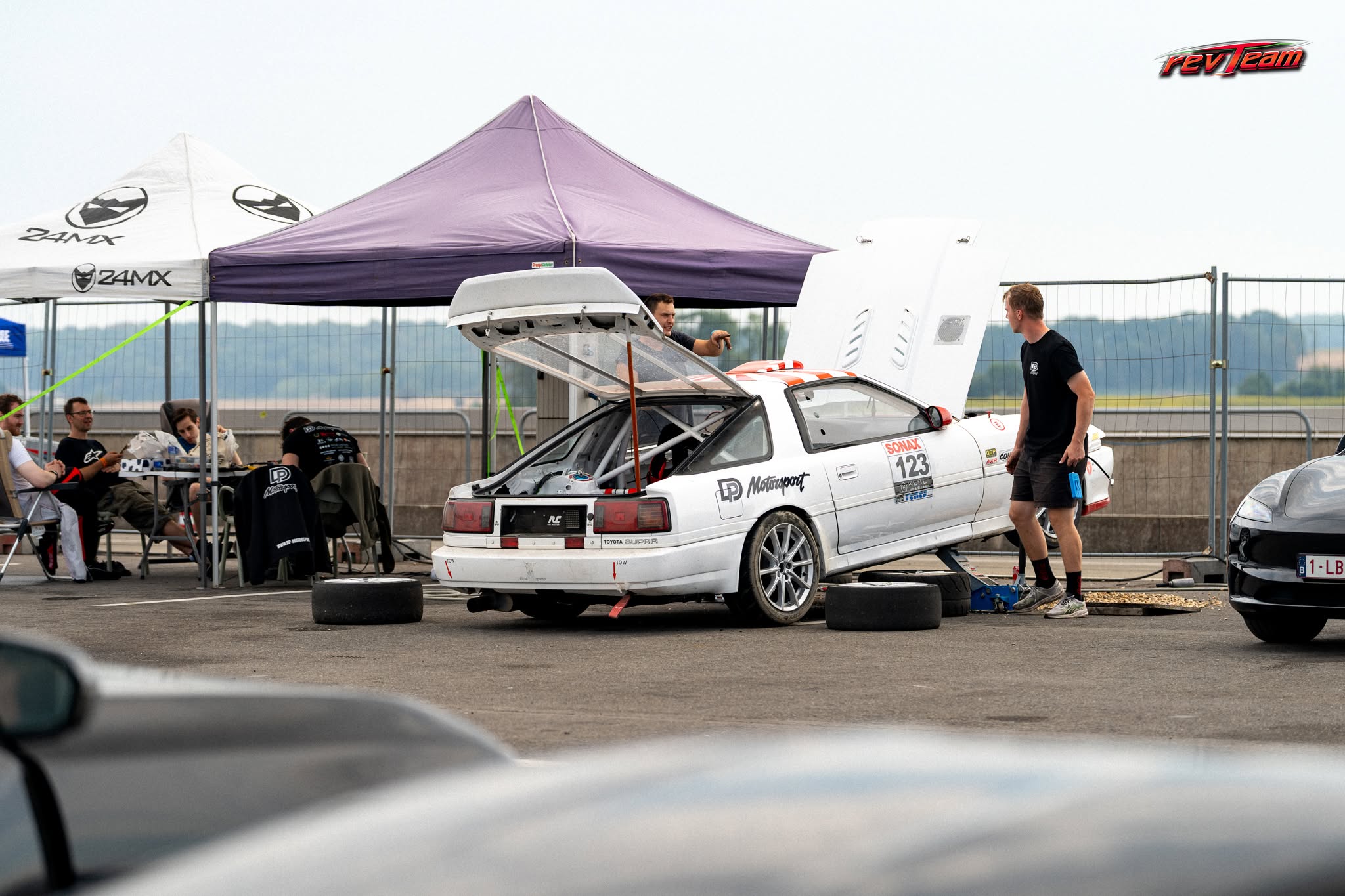 Het team werkt naast de Toyota Supra in de paddock