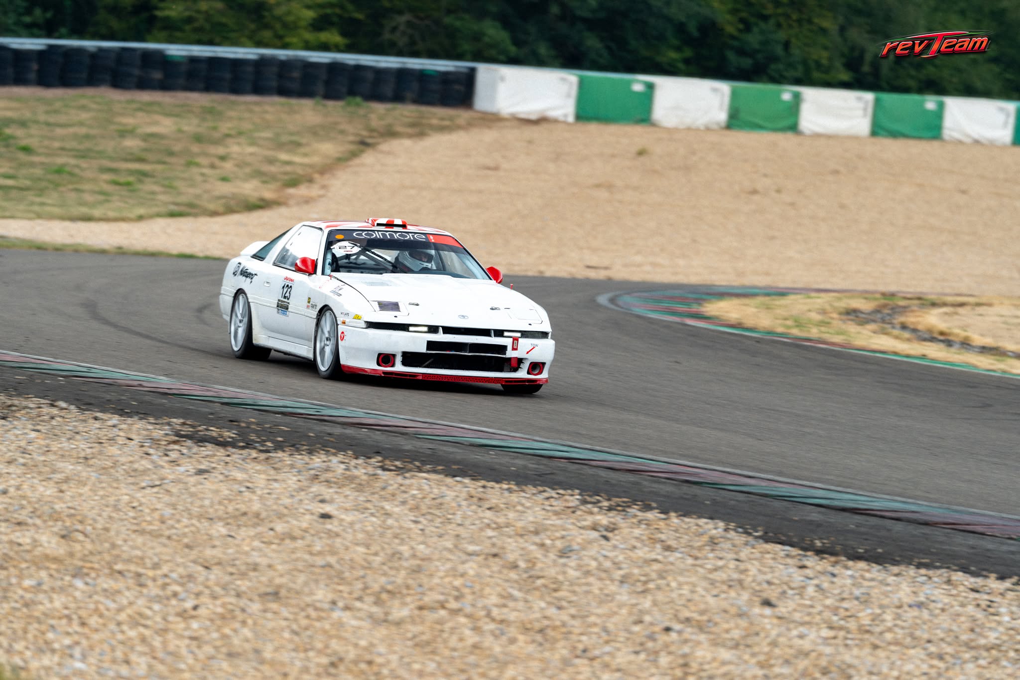 De witte Supra neemt een bocht op het circuit