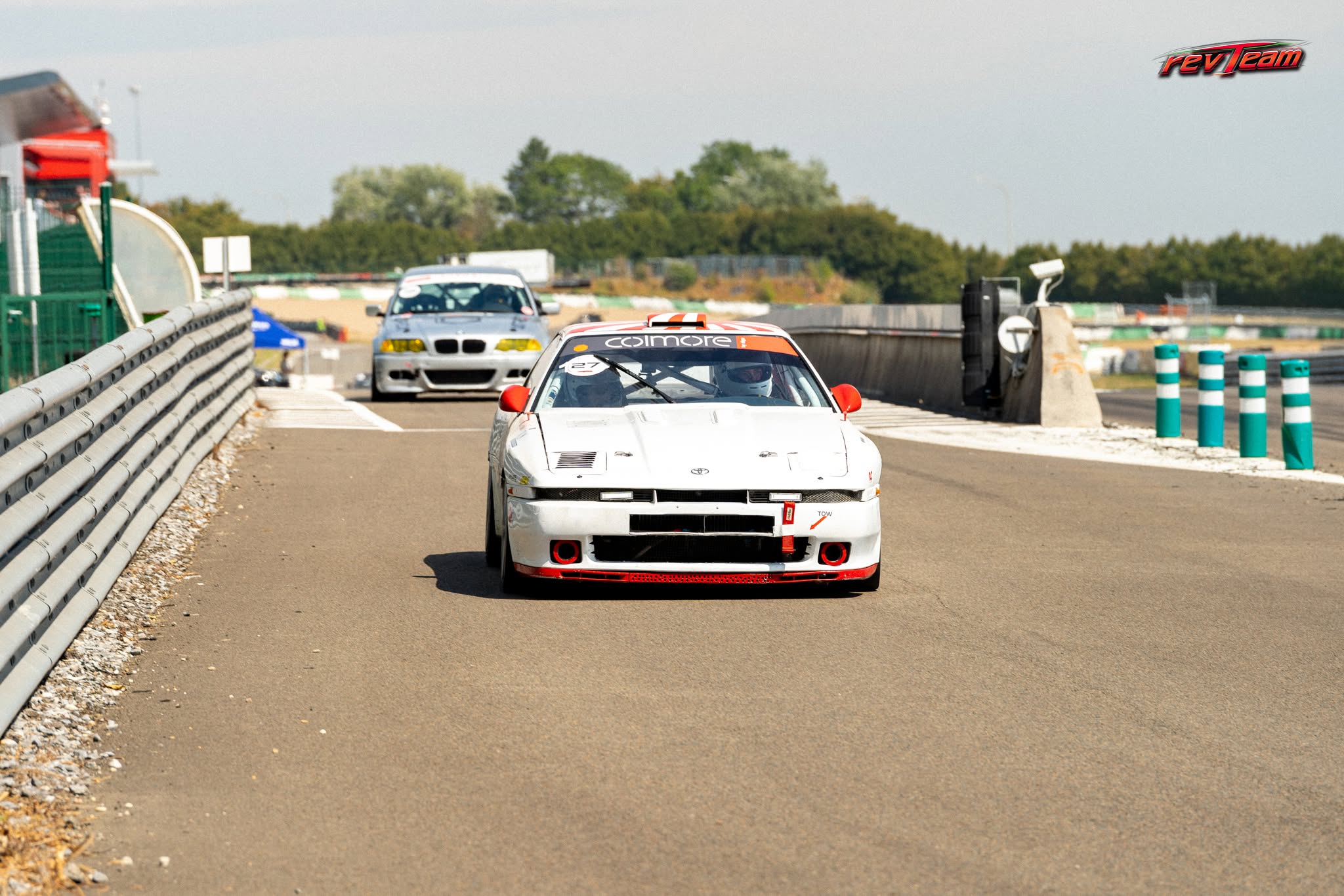 De Toyota Supra rijdt frontaal over het circuit