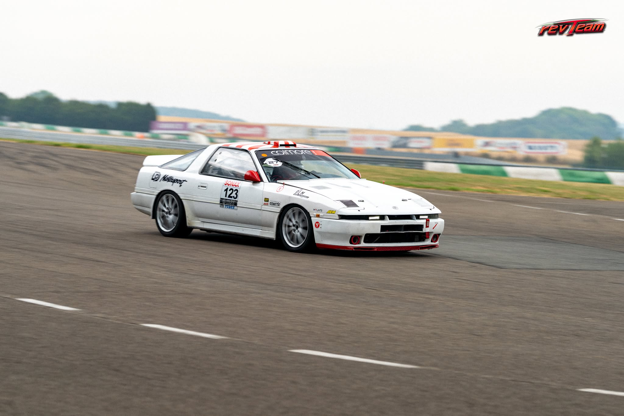 De Toyota Supra in actie tijdens een snelle ronde